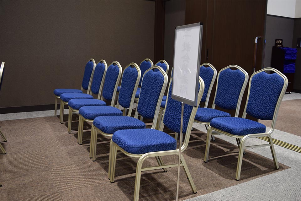 式場内に椅子が並べられています