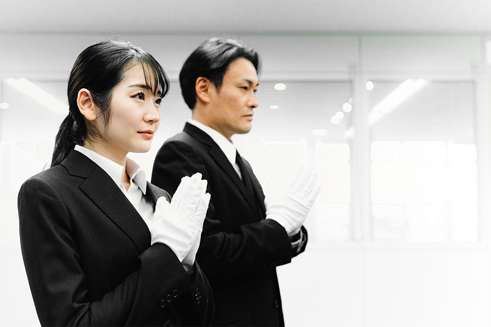 葬儀スタッフが合掌している様子