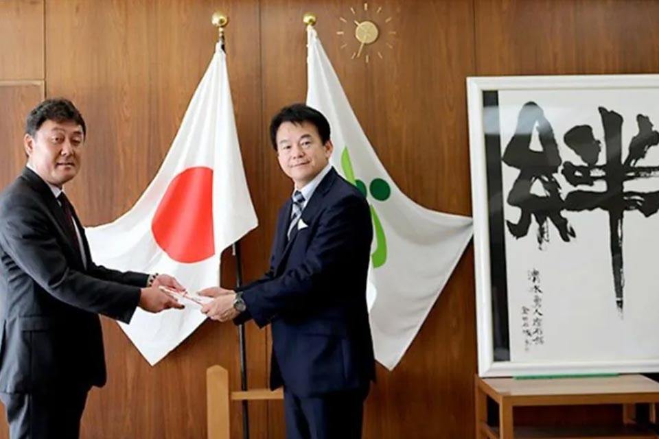 株式会社博愛社がさいたま市で市長からさいたま市福祉基金の寄付感謝状を受け取る場面